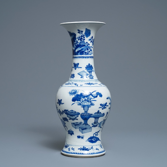 Een Chinese blauw-witte vaas met kostbaarheden en floraal decor, Kangxi