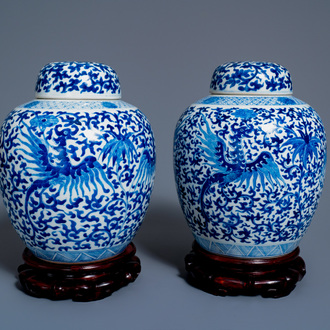 Une paire de pots couverts en porcelaine de Chine en bleu et blanc, marque de Kangxi, 19ème