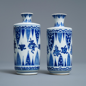 Een paar Chinese blauw-witte rouleau vazen met emblemen, Kangxi