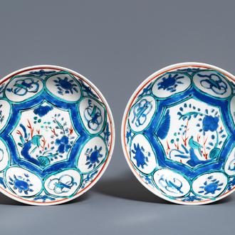 Une paire d'assiettes en porcelaine Kakiemon de style Wanli, Edo, Japon, 17ème