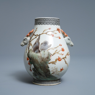 Un vase de forme hu en porcelaine de Chine, signé Cheng Yiting (1885-1948), daté 1936