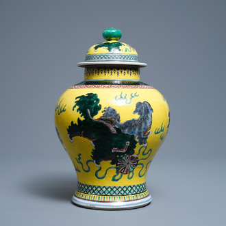 Un vase en porcelaine de Chine famille verte à fond jaune, 19ème