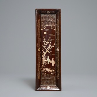 Een rechthoekig Chinees gelakt houten dienblad met parelmoer ingelegd, 17/18e eeuw