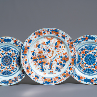 Drie Chinese Imari-stijl schotels met floraal decor, Kangxi