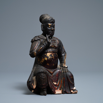 Une figure de Guan Yu en bois laqué et doré, Chine, Ming