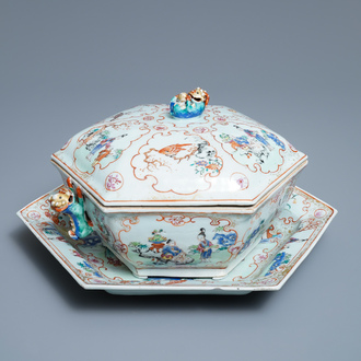 Een Chinese hexagonale famille rose terrine op onderschotel, Qianlong