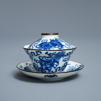 Un bol couvert et son présentoir en porcelaine de Chine 'Bleu de Hue' pour le Vietnam, 19ème