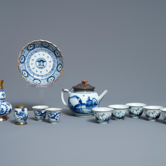 Une collection en porcelaine de Chine et Japon en bleu et blanc, Ming et après