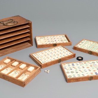 Un jeu de mahjong aux carreaux en os dans sa boîte en bois, Chine, République