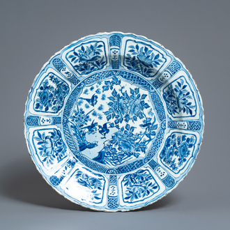 Un grand plat en porcelaine de Chine bleu et blanc de type kraak à décor d'oiseaux en fleurs, Wanli