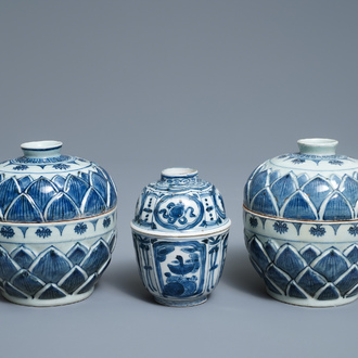 Trois bols couverts en porcelaine de Chine en bleu et blanc, Wanli