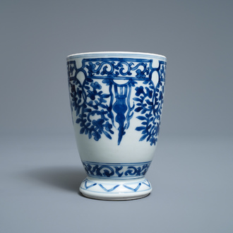 Un gobelet en porcelaine de Chine bleu et blanc d'après un modèle en argent, Kangxi