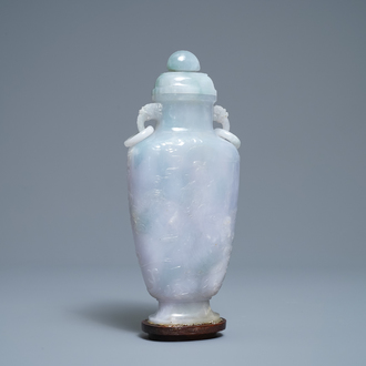 Un vase couvert en jade sculpté à décor d'immortels, Chine, 19ème