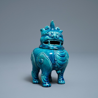 Un brûle-parfum en forme de luduan en porcelaine de Chine turquoise monochrome, 19ème