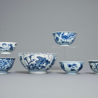 Six bols en porcelaine de Chine en bleu et blanc, Kangxi