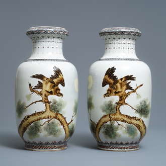 Une paire de vases en porcelaine de Chine, signées Cheng Yiting (1885-1948), datées 1931