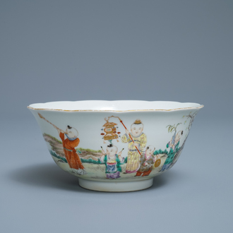 Un bol en porcelaine de Chine famille rose à décor de garçons jouants, République