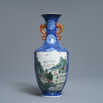 Un vase en porcelaine de Chine famille rose décor d'un paysage, marque de Qianlong, République