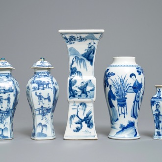 Vijf Chinese blauw-witte vazen, Kangxi