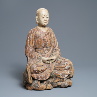 Une grande figure d'un moine bouddhiste en bois peint, Chine, Ming