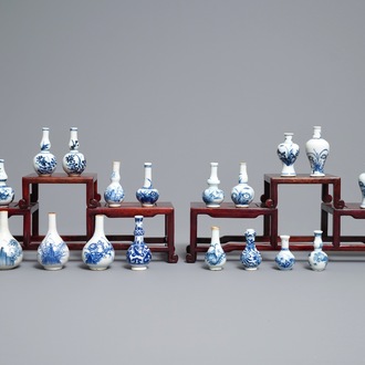 Twintig Chinese blauw-witte miniatuur vaasjes, Kangxi