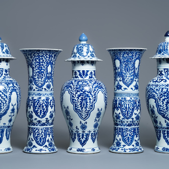 Une grande garniture de cinq vases en porcelaine de Chine en bleu et blanc à décor floral, Kangxi