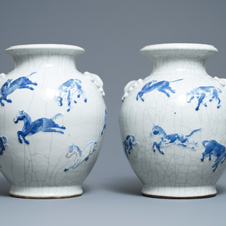 Une paire de vases en porcelaine de Chine en bleu et blanc dite 'de Nankin', 19ème