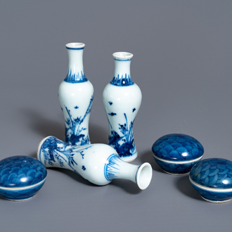 Trois vases et trois boîtes couvertes en porcelaine de Chine en bleu et blanc, épave du Hatcher cargo, époque Transition