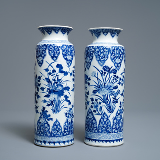 Une paire de vases de forme rouleau en porcelaine de Chine en bleu et blanc, Kangxi