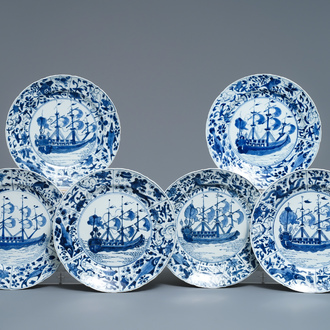 Six plats en porcelaine de Chine en bleu et blanc à décor de navires du VOC, Kangxi