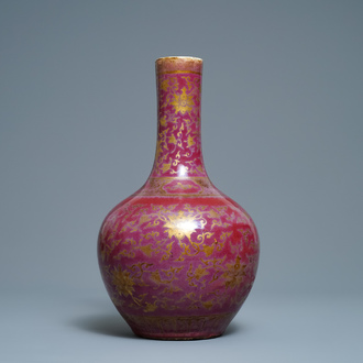 Un vase de forme bouteille en porcelaine de Chine à émail flambé rehaussé de dorure, 19ème