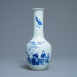 Een Chinese blauw-witte flesvormige vaas met go-spelers, 19/20e eeuw
