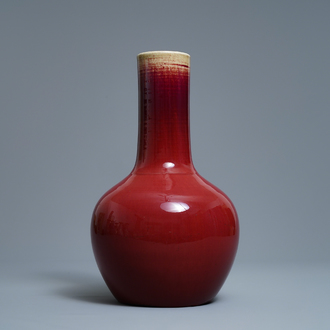Un vase en porcelaine de Chine monochrome sang de boeuf, 19ème