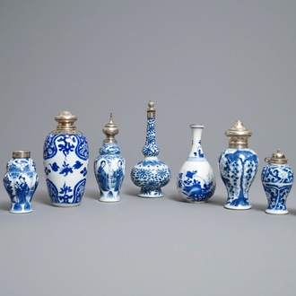 Neuf vases en porcelaine de Chine en bleu et blanc aux montures en argent, Kangxi