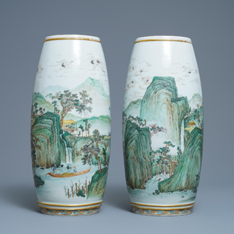 Une paire de vases en porcelaine Satsuma de Japon à décor d'un paysage, Meiji, 19ème