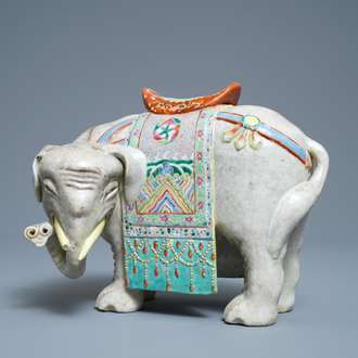 Un grand modèle d'un éléphant en porcelaine de Chine famille rose, 19ème