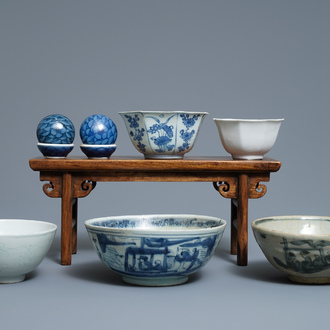 Une collection variée en porcelaine de Chine, e.o. de l'épave du Hatcher cargo, époque Transition