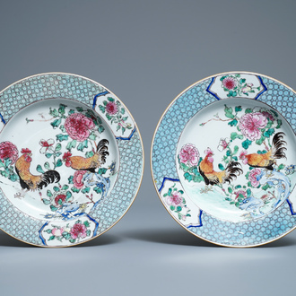 Une paire d'assiettes en porcelaine de Chine famille rose à décor de coqs, Yongzheng