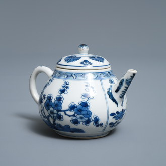 Een Chinese blauw-witte theepot met floraal decor, Kangxi