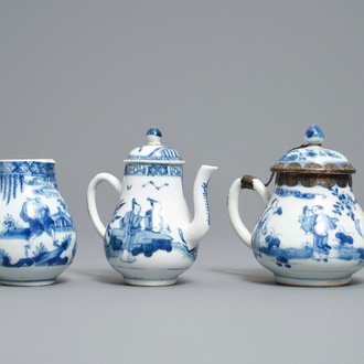 Deux théières et un cremier en porcelaine de Chine en bleu et blanc, Yongzheng