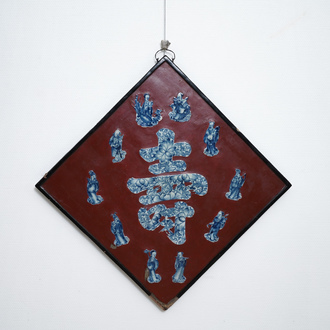 Une plaque laquée rouge incrustée de porcelaine de Chine en bleu et blanc, 19/20ème