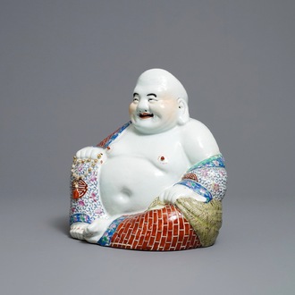 Une figure de Bouddha en porcelaine de Chine famille rose, République