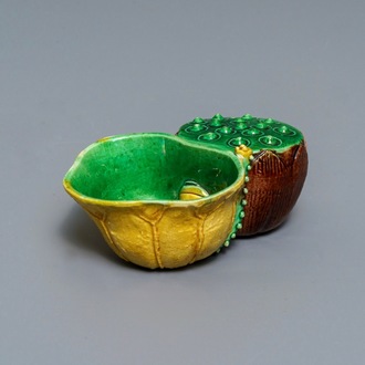 Un compte-gouttes en porcelaine de Chine biscuit émaillé verte, Kangxi