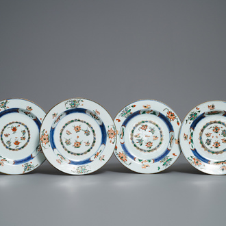 Quatre assiettes en porcelaine de Chine famille verte à décor de canards, Kangxi