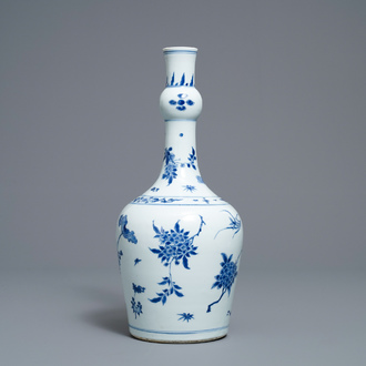 Un vase de forme bouteille en porcelaine de Chine en bleu et blanc, époque Transition