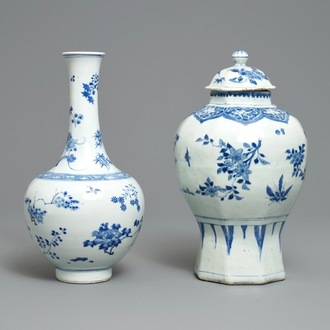 Deux vases en porcelaine de Chine en bleu et blanc à décor floral, époque Transition