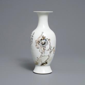 Un vase en porcelaine de Chine qianjiang cai signé Wang Qi, 19/20ème