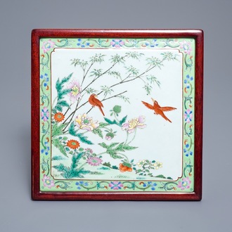 Une plaque de forme carrée en porcelaine de Chine famille rose, Qianlong/Jiaqing