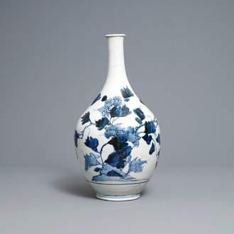 Un grand vase de forme bouteille en porcelaine Arita en bleu et blanc, Japon, Edo, 17ème