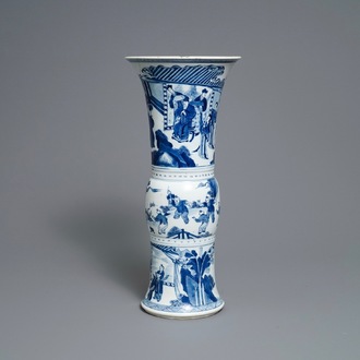 Un vase de forme gu en porcelaine de Chine en bleu et blanc, Kangxi